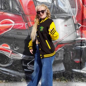 Tento jacket je urcen jak pro muže tak pro ženy a spojuje motivy graffiti a hip-hopu.